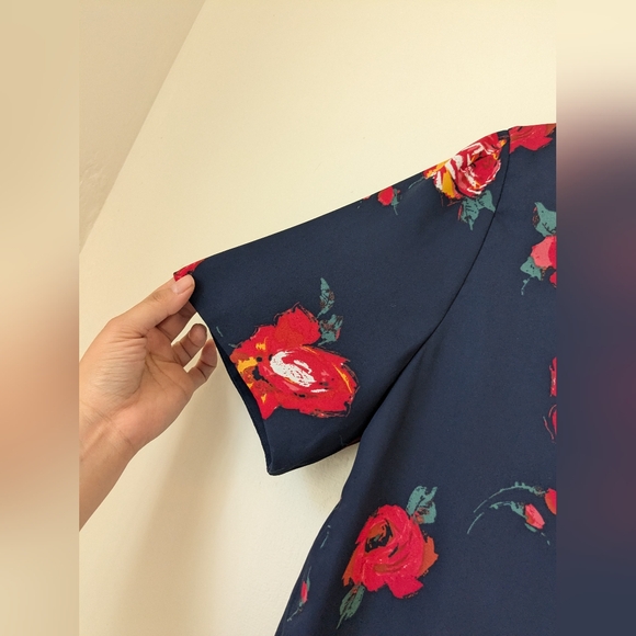 Babaton Randy Short Sleeve Blouse V Neckline Floral Sz L EUC - Picture 6 of 6